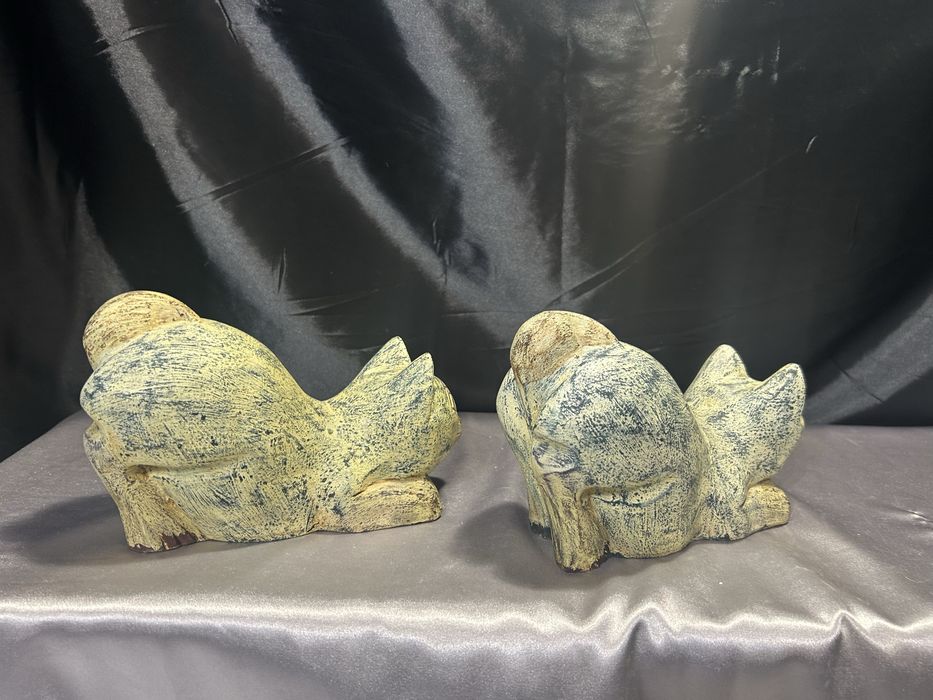 Zestaw 2 Drewnianych Kotów – Artystyczna Rzeźba z Charakterem