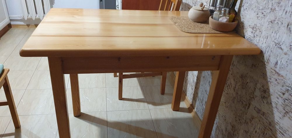 Stol sosnowy z drewna litego