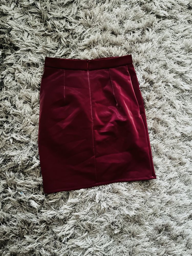Burgundowa lateksowa spódnica zip s marszczona