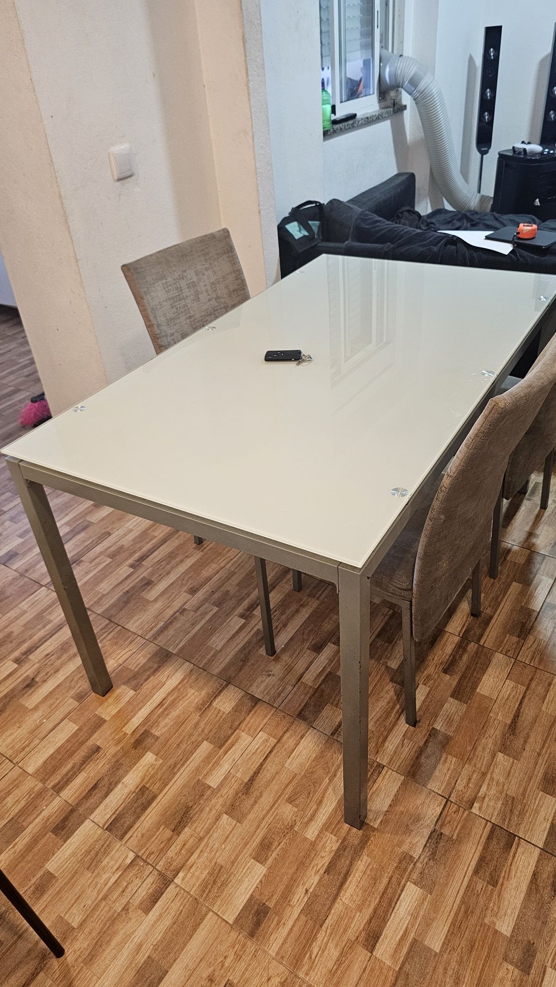 Mesa tampo de vidro  110x70 (as cadeiras podem ir)