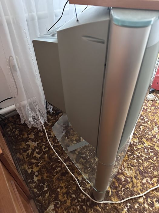 Телевізор Philips зі столиком