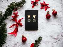 Brincos triangulo dourado pendente redondo lua esmalte preto - Novos