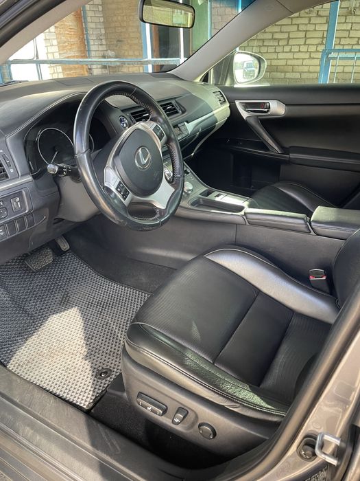 Продаю Лексус СТ200Н 2014