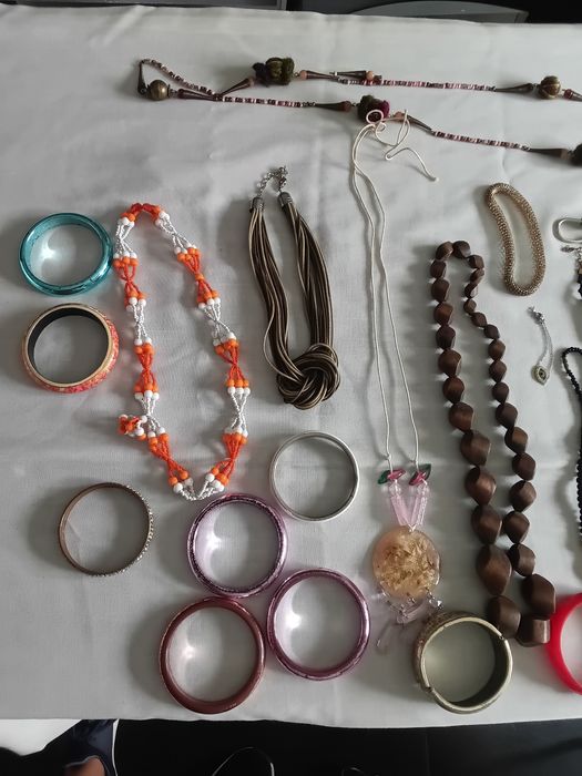 Fios antigos e braceletes em ótimo estado