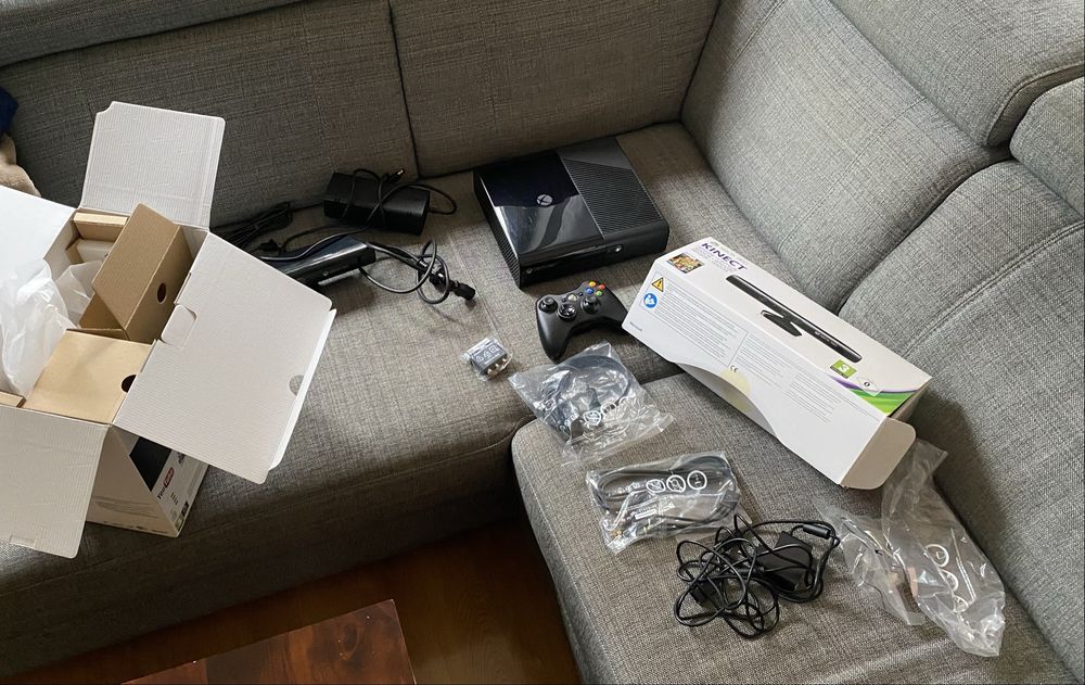 Konsola Xbox 360 E + Kinect.
