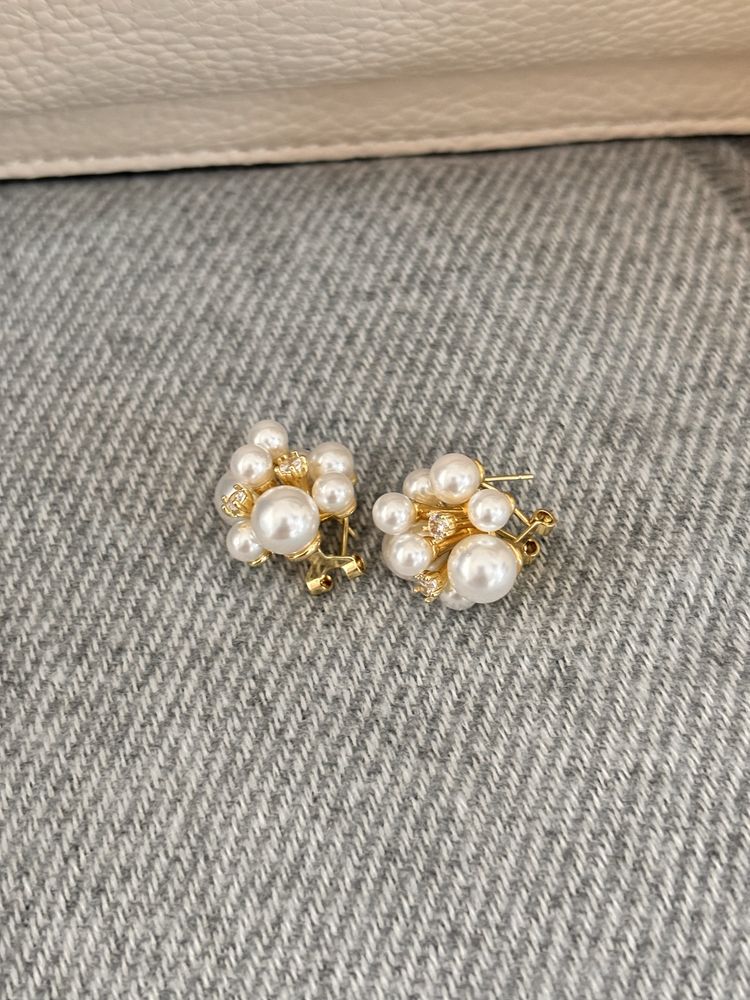 Brincos novos com pérolas