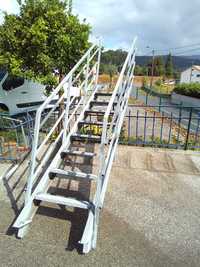 Escadas em ferro metalizado