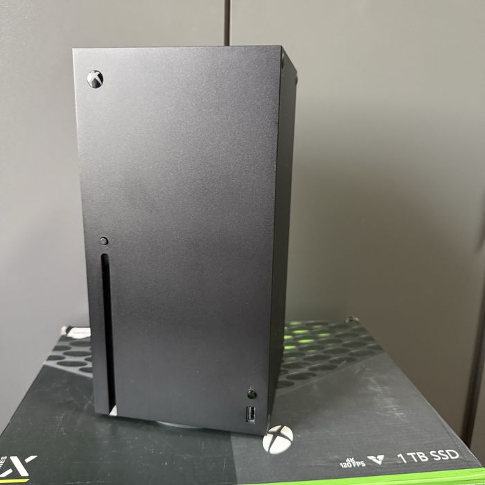 Xbox series X з усіма комплектуючими представленими на фото