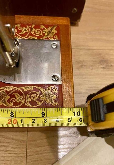 Іграшкова вінтажна швейна машинка