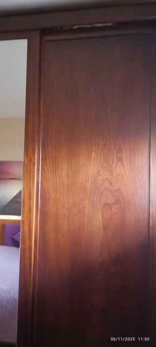 Roupeiro espaçoso bom estado.