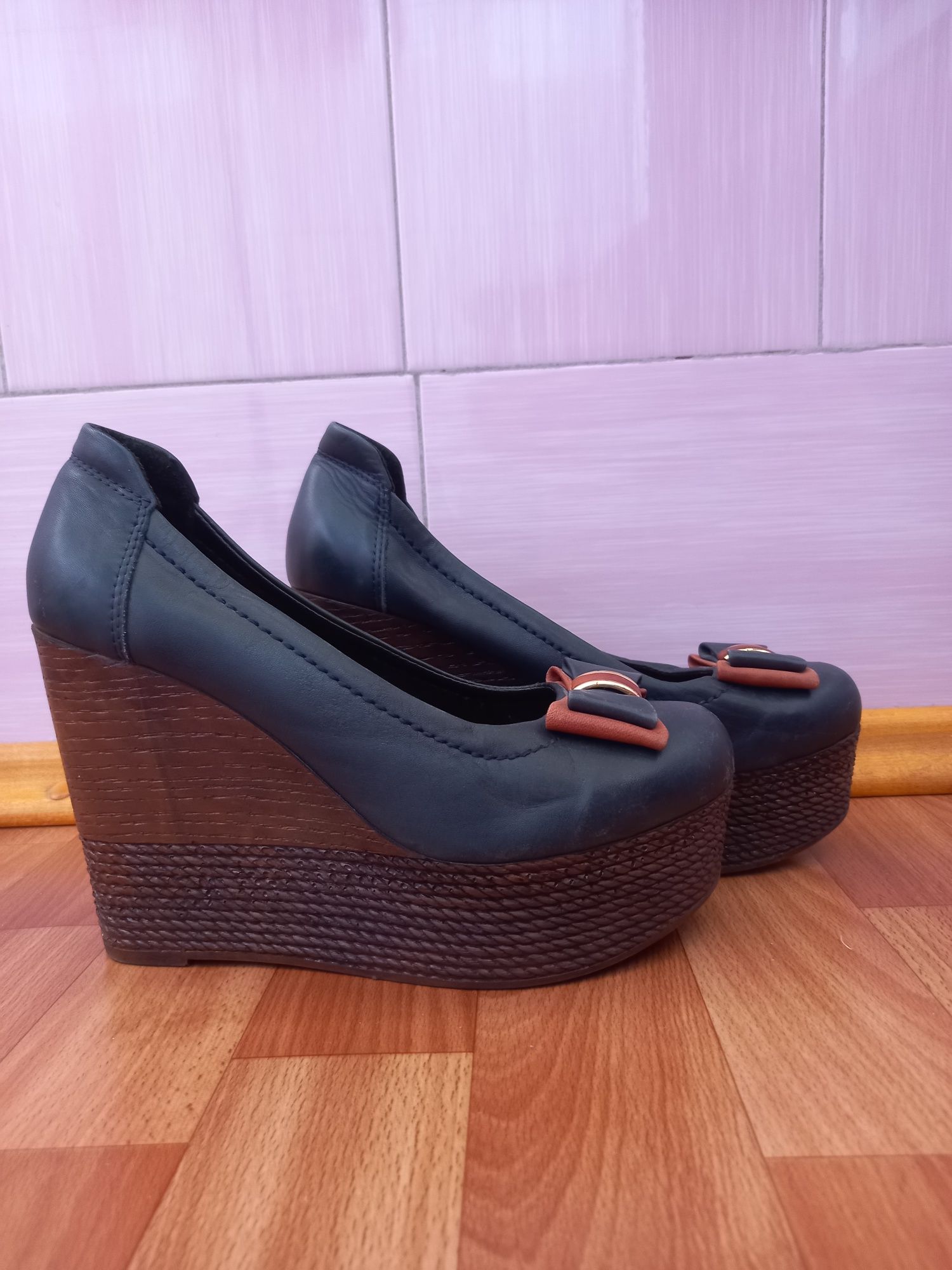 Шкіряні Жіночі туфлі виробництво Туреччина розмір 39 в ідеальному стан