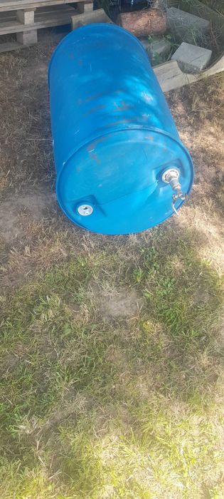 Beczka 250 litrów z zaworem czerpalnym.