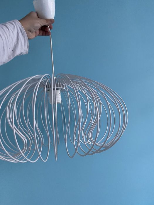 LAmpa wiszaca szklana kula