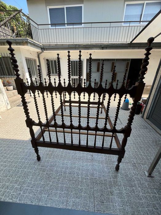 Cama antiga com mesinhas cabeceira