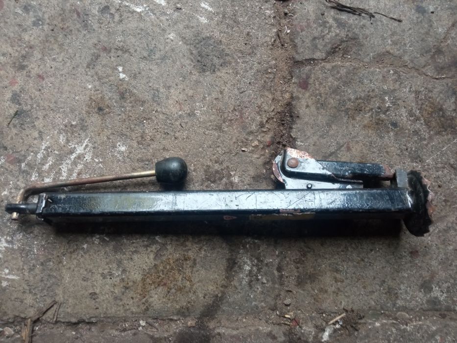 Lewarek warsztatowy trapezowy 126p, BMW, Nissan - opis.