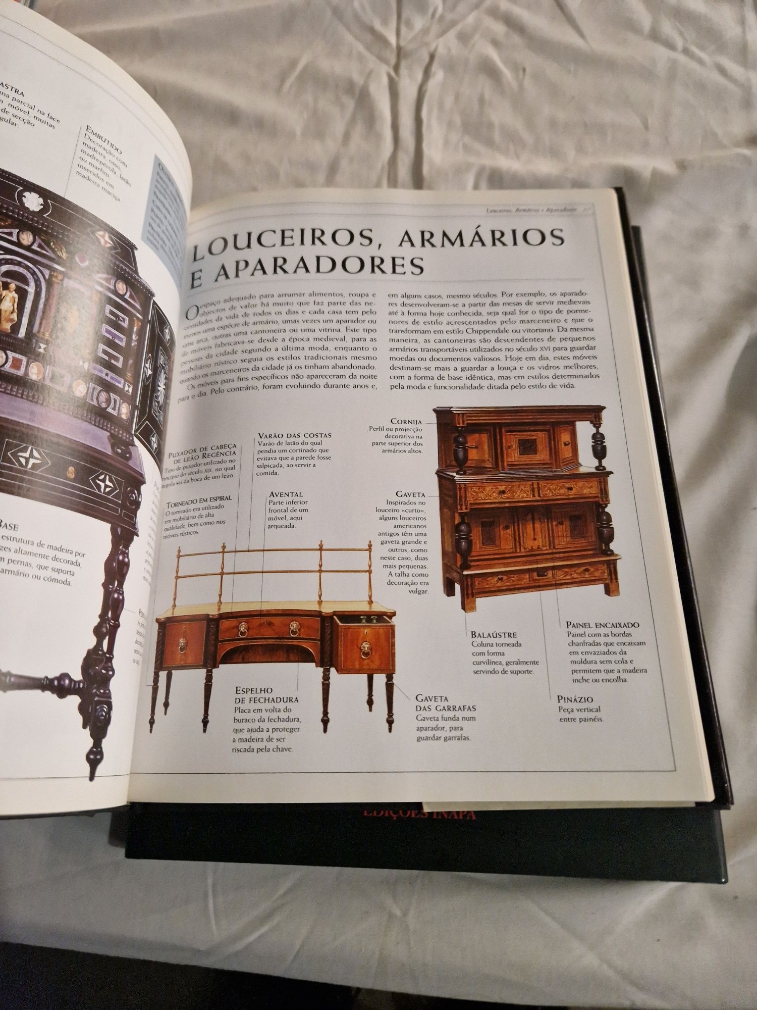 Livro de antiguidades em bom estado