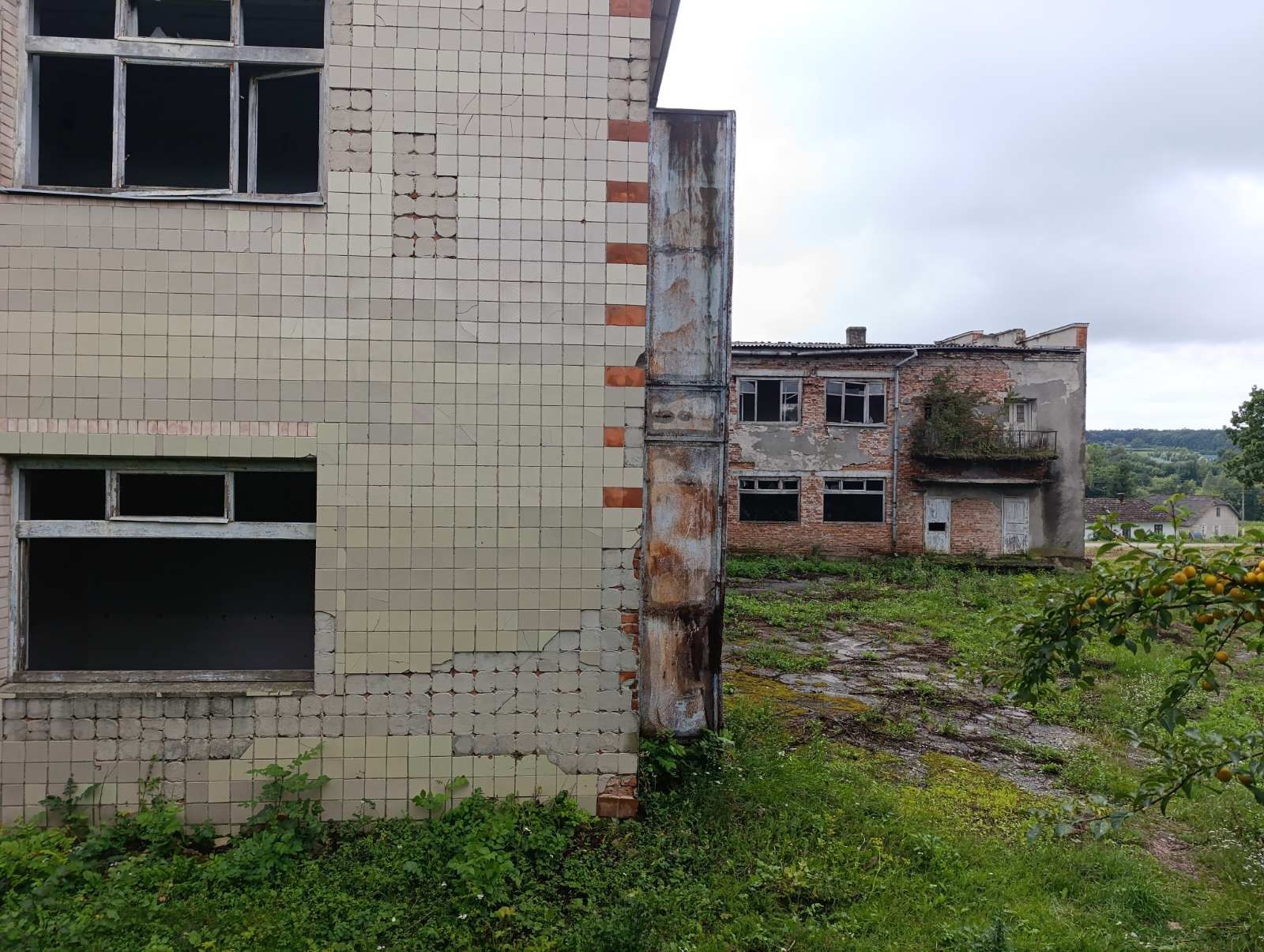Частина нежитлового приміщення 2 поверхи з підвалом Терноп обл