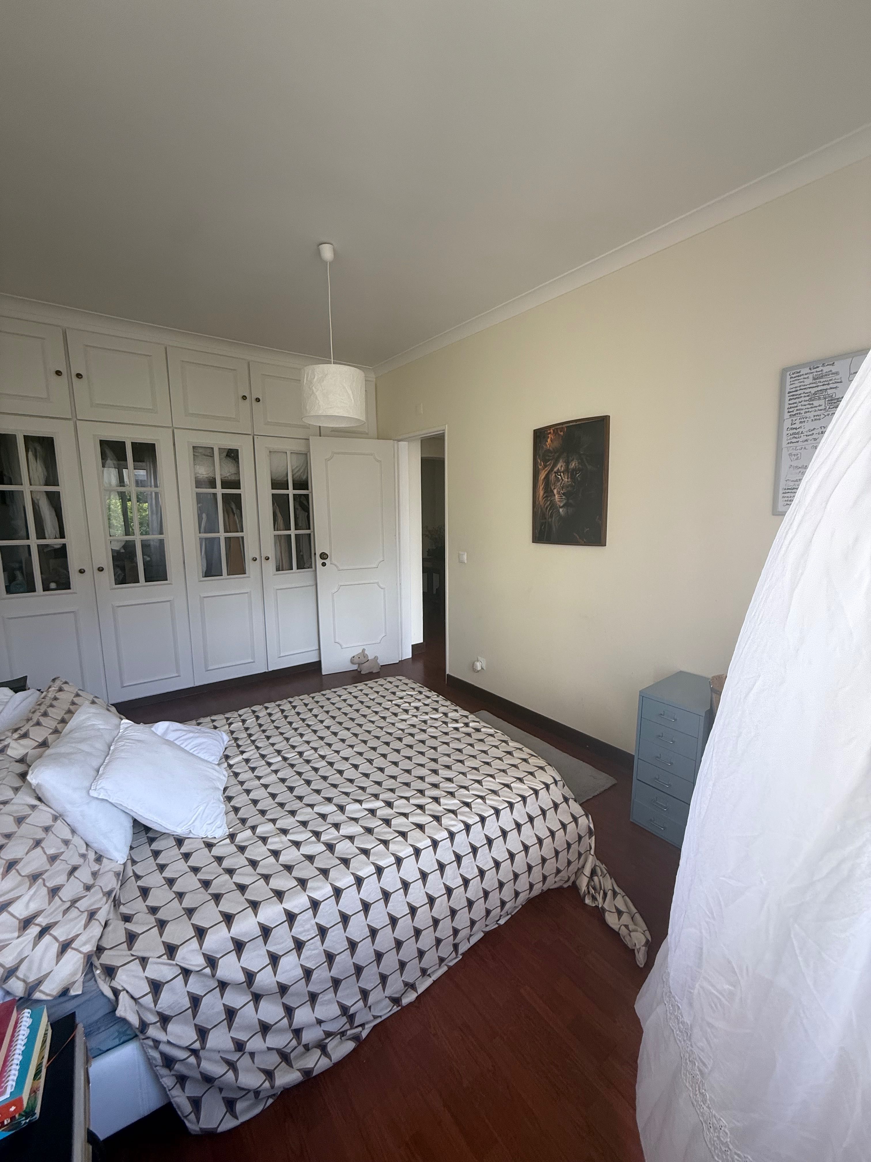 Quarto para casal amplo e espaçoso