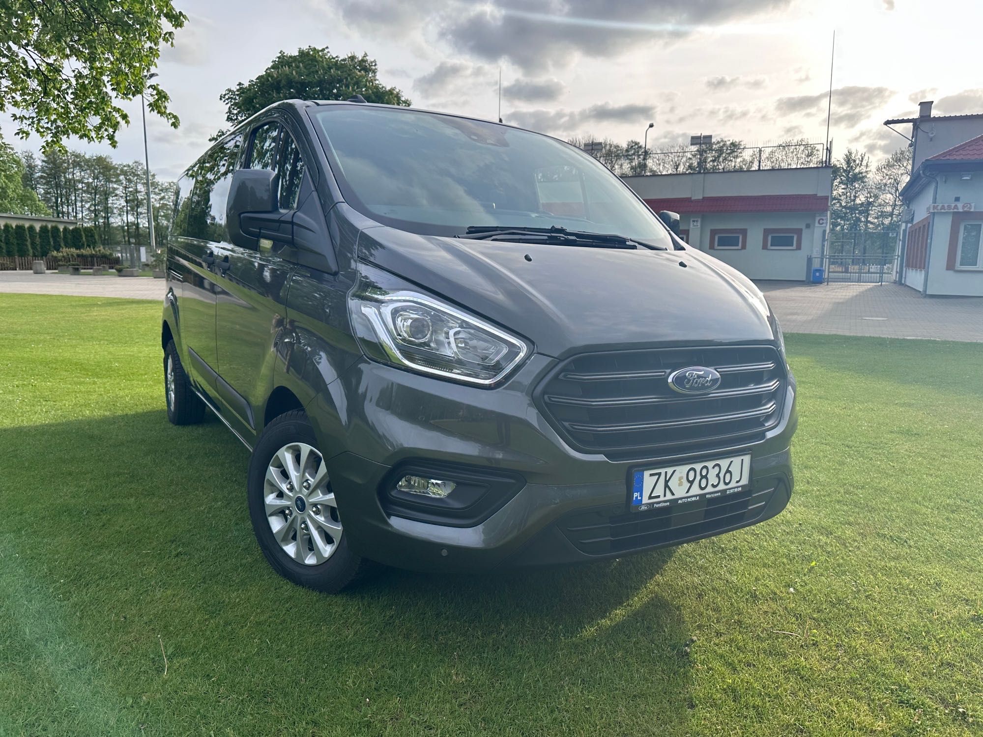 Wynajem busa 9-cio os. Ford Transit Gustom 2023 - AUTOMAT - NOWY!