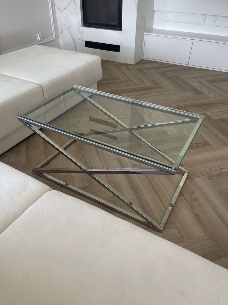 Szklany srebrny stolik w stylu glamour