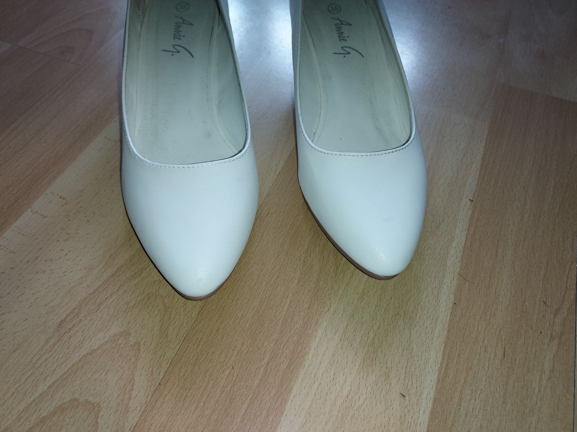 Buty na obcasie 38