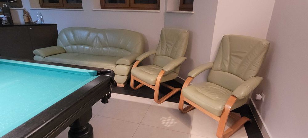 sofa skórzana w kolorze oliwkowym