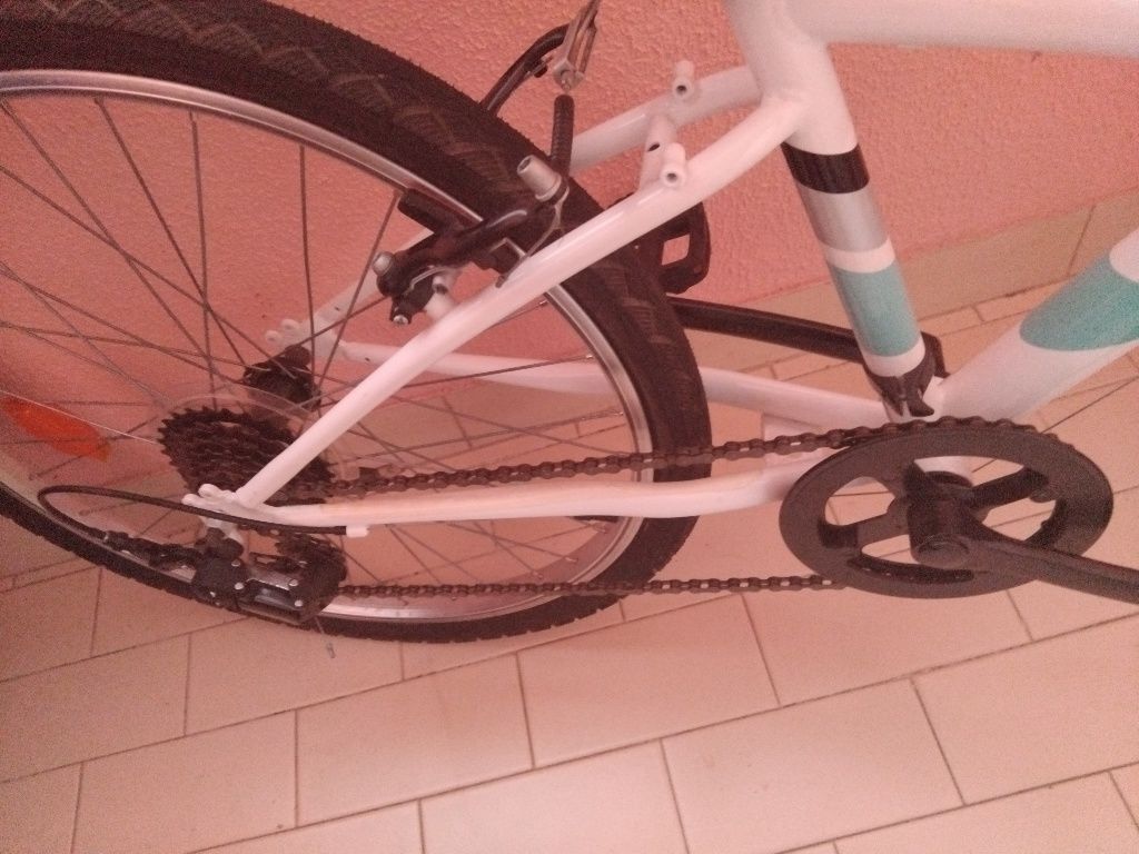 Bicicleta nova  BTWIN 24 X 1.75 preço é de 150 a 200 euros