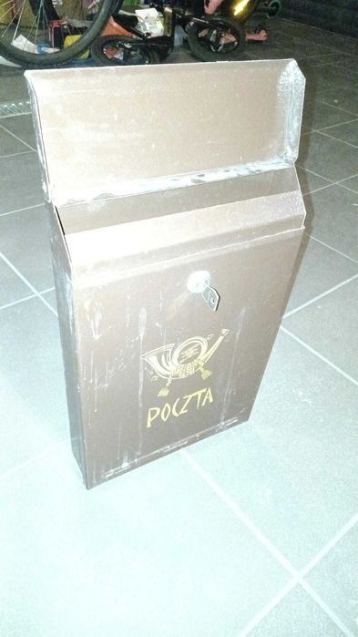 brązowa skrzynka pocztowa