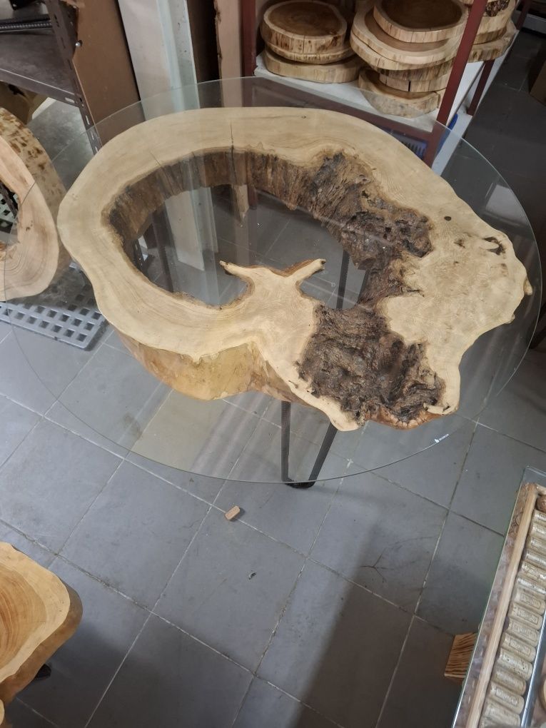 Mesa de de Sala Única, com tampo de madeira e vidro.