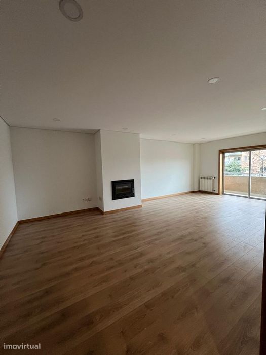 Apartamento T 4 Braga Nogueiró