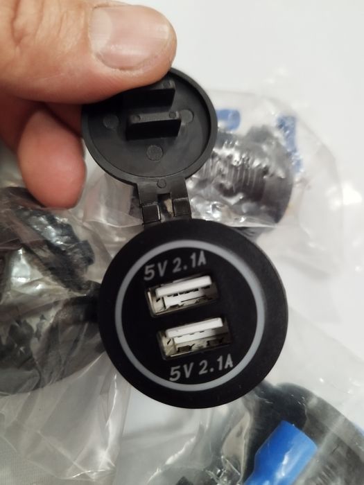 Продам Автомобільна зарядка USB два порти 2.1А.