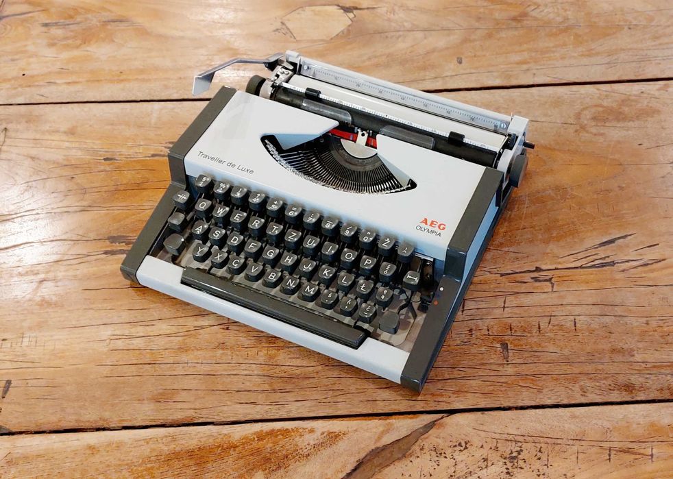 W pełni sprawna maszyna do pisania Olympia Traveller Deluxe. PL znaki.