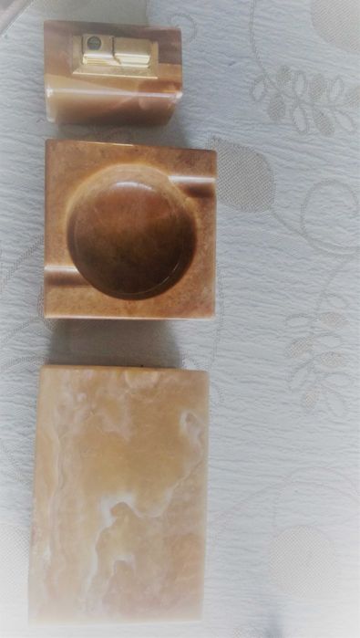 Conjunto cinzeiro, isqueiro e caixa.