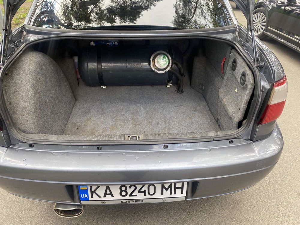 Opel Omega 2001 2.2 мех Газ Идеал