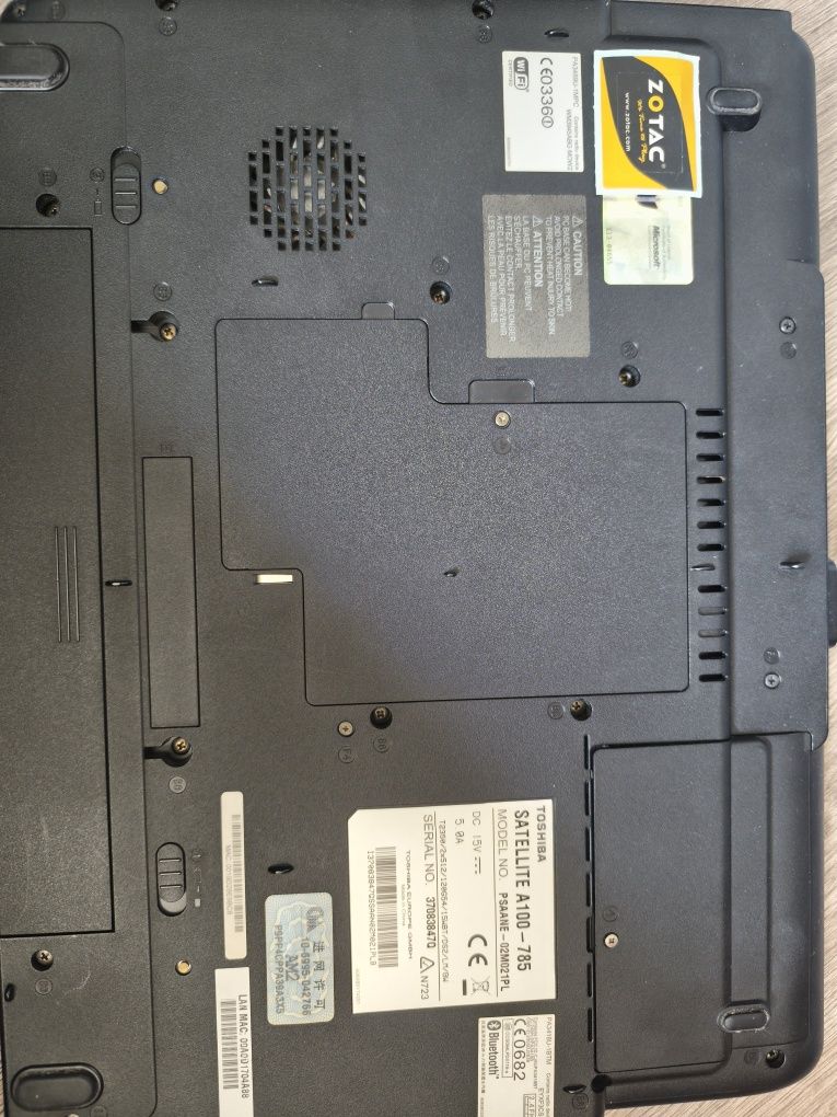 Laptop Toshiba  3gb ram ssd128 Debian