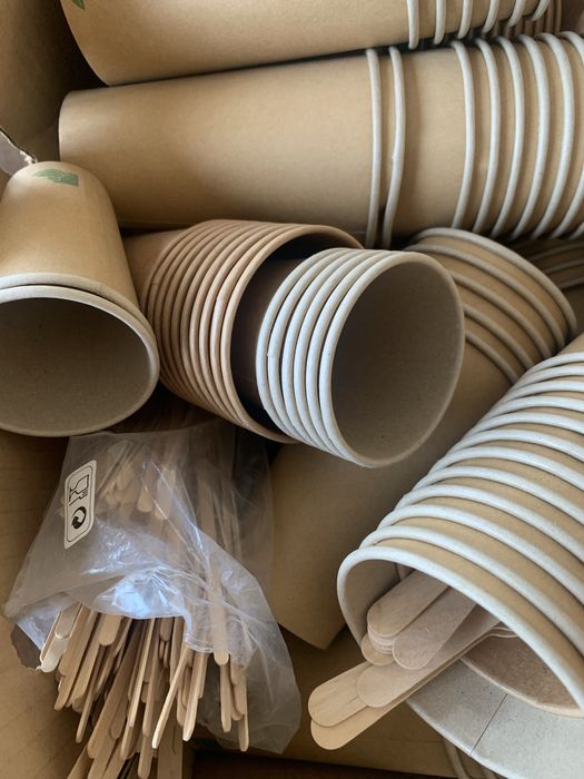 Vários copos e papel e colheres de madeira