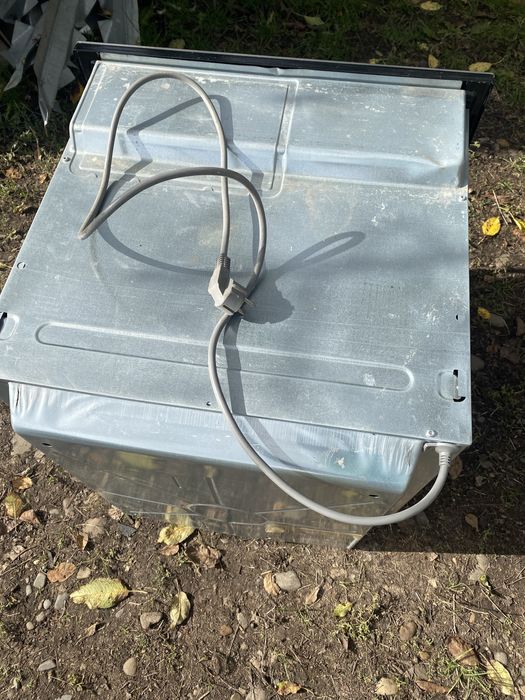 Продам вбудовану електричну духовку