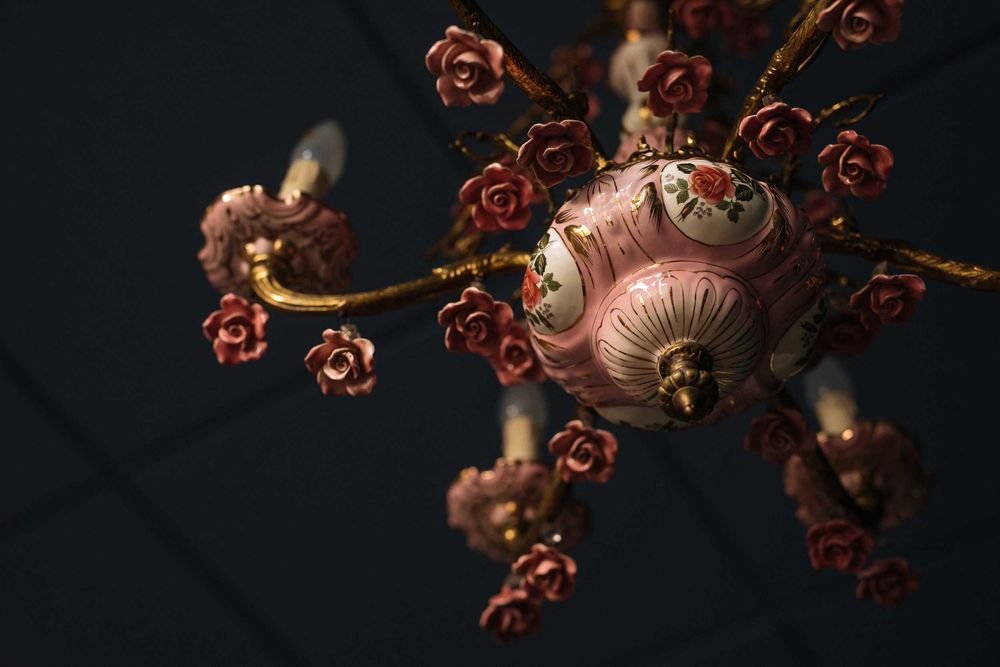 Piękny porcelanowo-mosiężny żyrandol porcelanowy lampa retro vintage