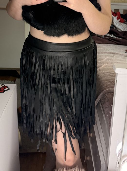 Czarna spodnica z fredzlami, wyprodukowana we Wloszech, imitacja skory