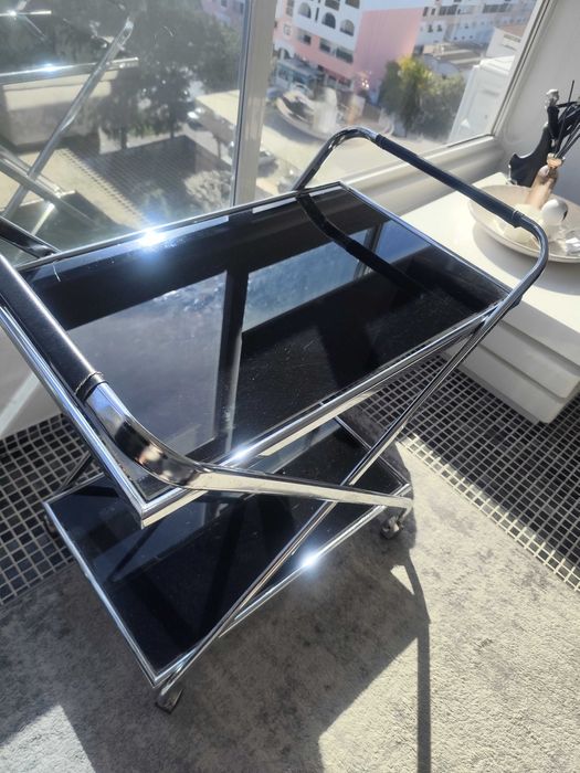 Carrinho em vidro preto.