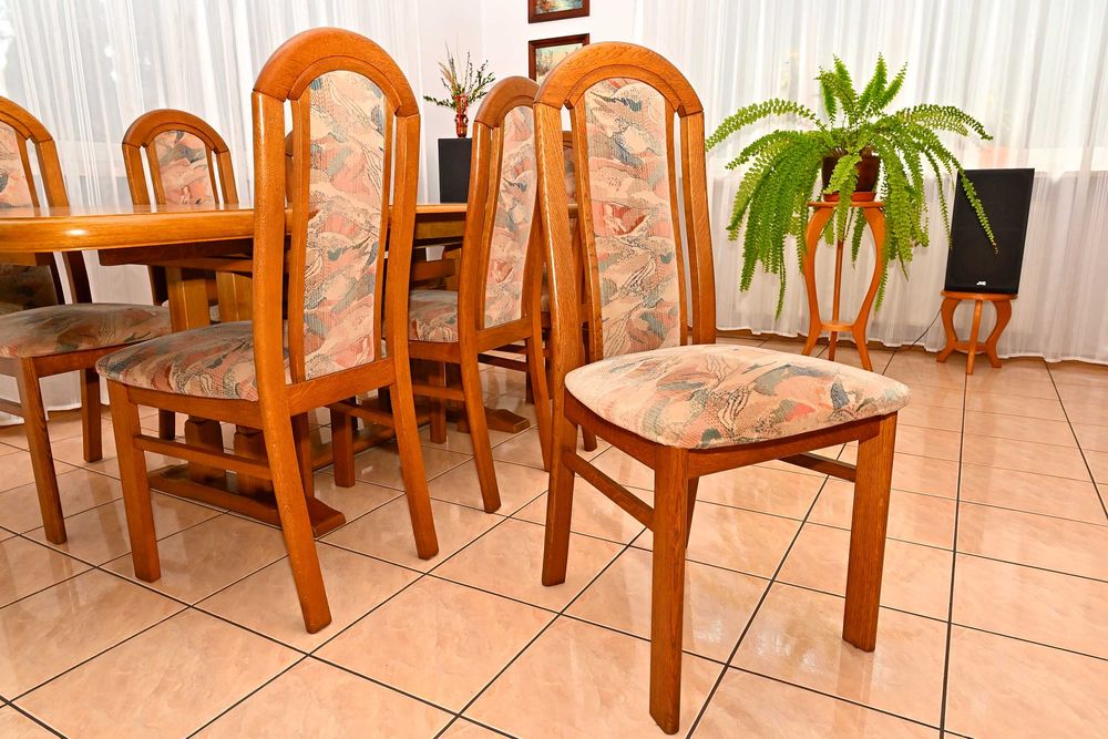 stół i  8 krzeseł tapicerowanych produkcji Swarzędzkich Fabryk Mebli