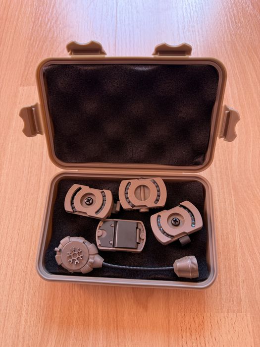 Latarka taktuczna do kasku