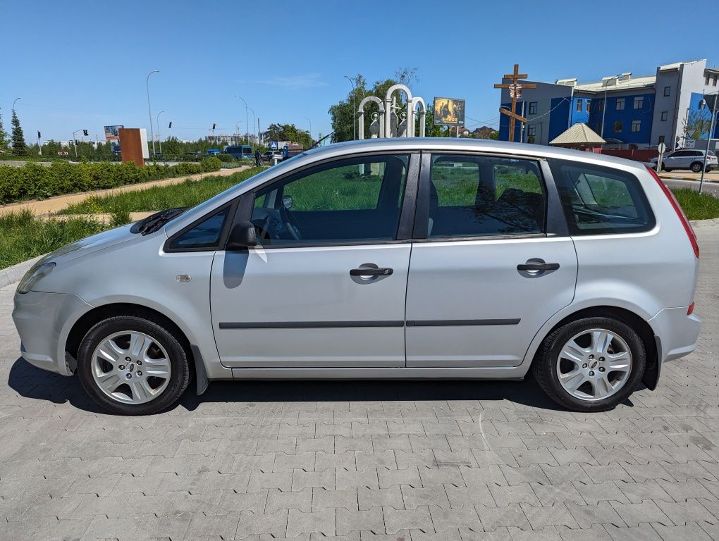 Сімейний автомобіль Ford C-Max