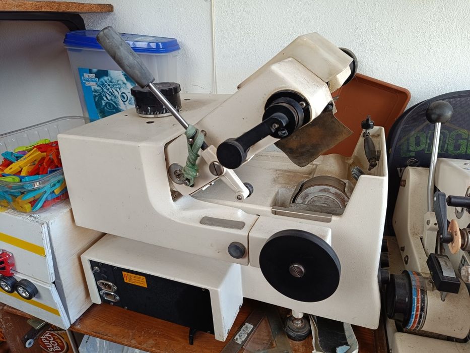 WECO 12 SC - Máquina de Bordar Lentes Automática

Bisele com uma