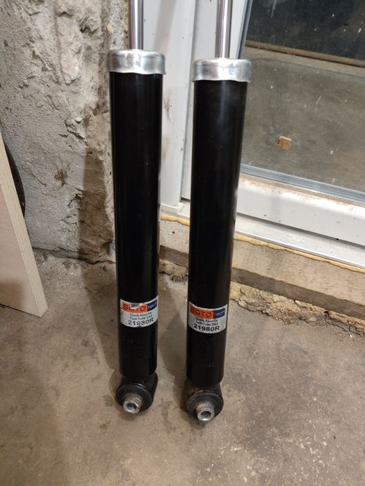 Амортизатори задні тойота ауріс 2010