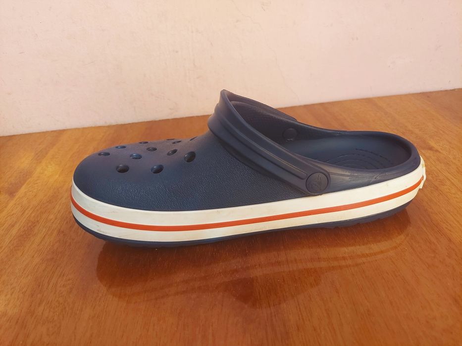 Тапочки фірми crocs оригінал 

Стан класний 

Привезено із закордону в