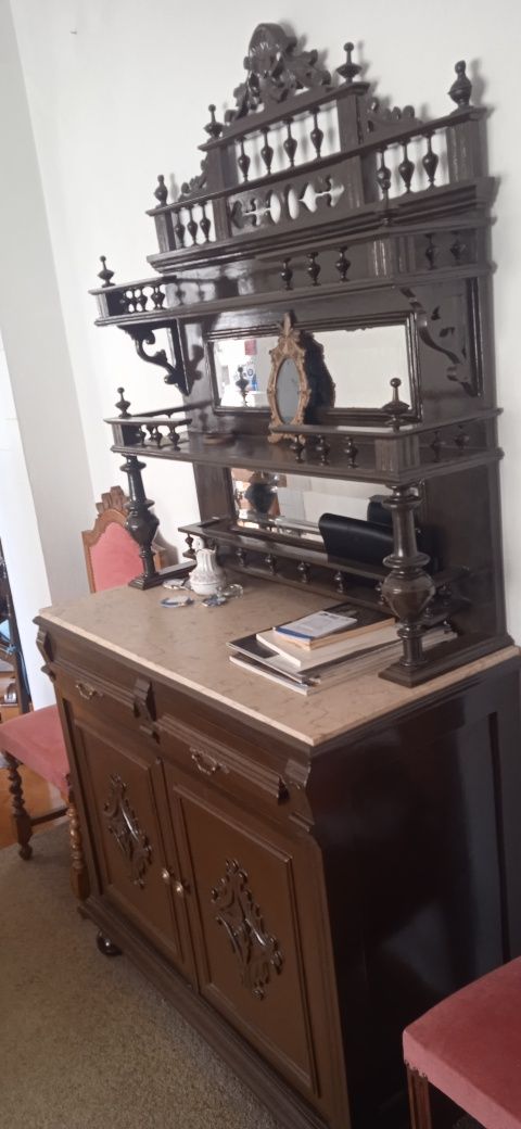 Mesa de jantar con vitrine