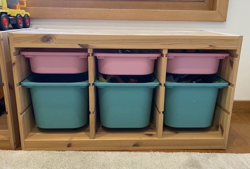 Móvel Ikea TROFAST com gavetas azuis e rosas