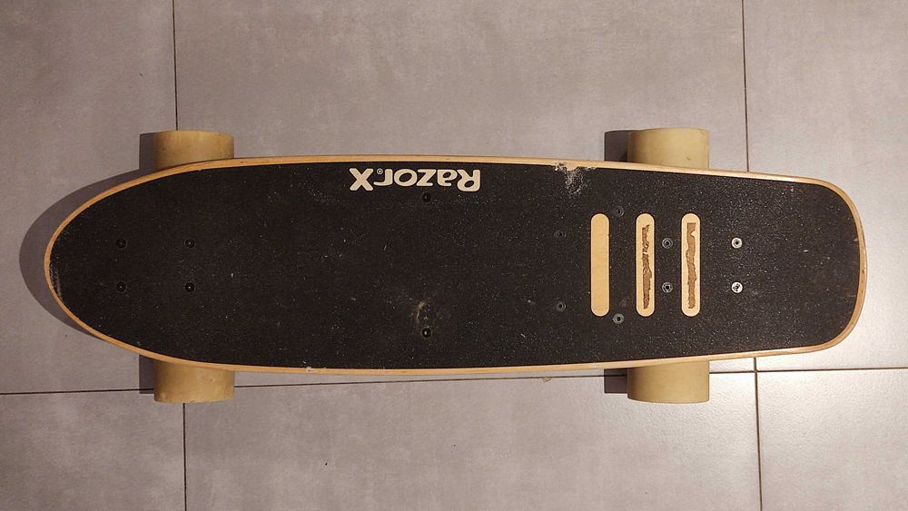 Deskorolka Elektryczna RazorX Cruiser – BRAK PILOTA I ŁADOWARKI