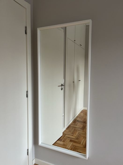 Espelho de quarto de vestir branco novo